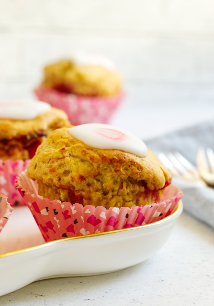 muffins-med-rabarber-opskrift-kager-bage-blog-skalvibage-700x1000-v2